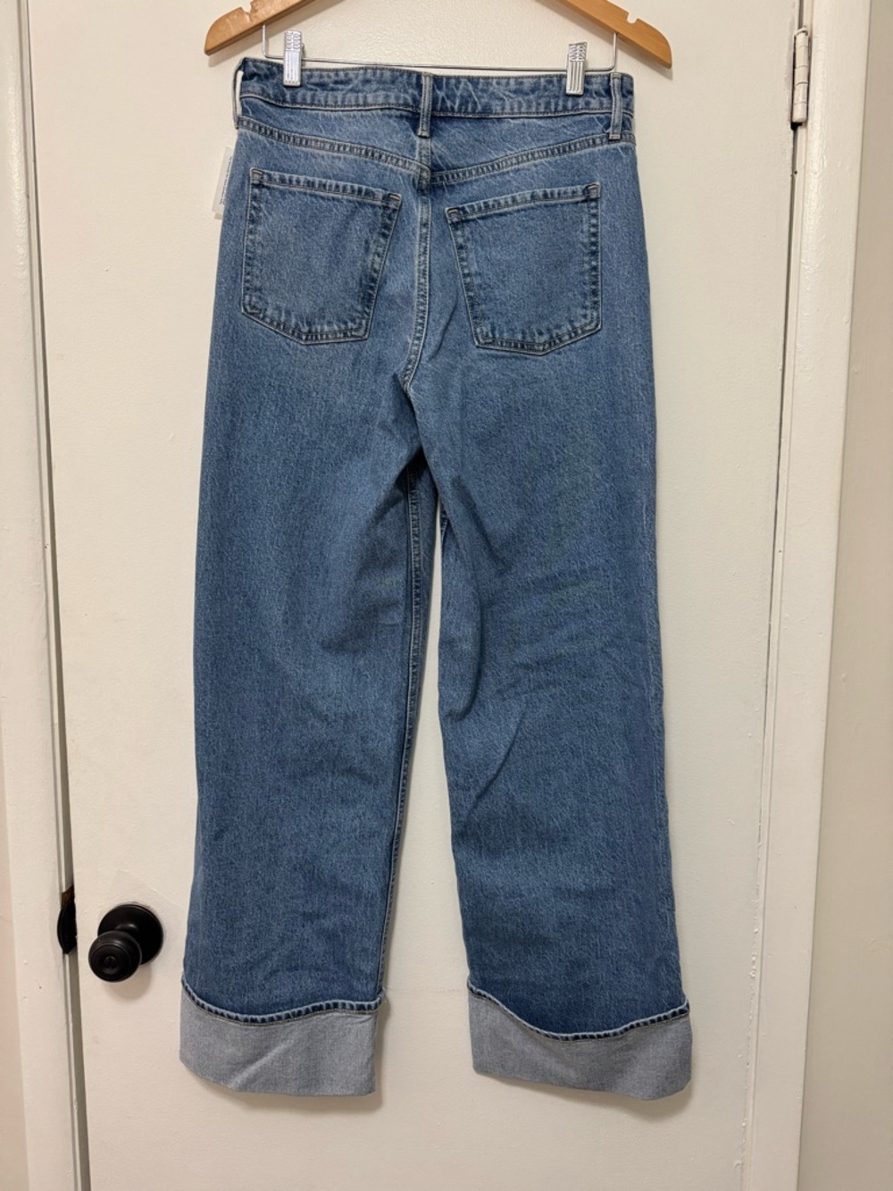 Old Navy Wide-Leg Jeans in Light Blue Wash - Picture 2 of 3